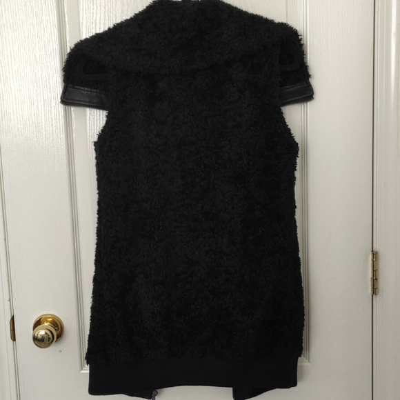 Vest - Picture 2 of 7